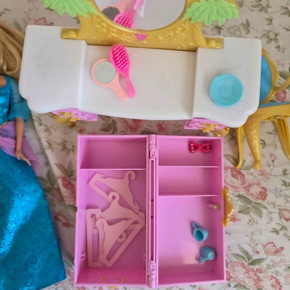 Barbie as the Island Princess Dress & Playset - Picture 2 of 3
